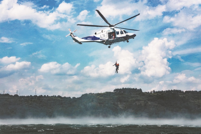 ▼7月17日，浙江省新昌縣公安局聯(lián)合浙江省公安廳警務航空隊在長詔水庫水域及周邊開展救援演練。王樟林攝
