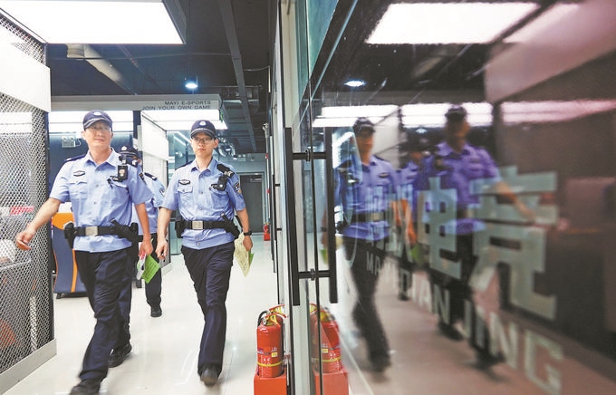 ▲7月6日，山西省新絳縣公安局龍興派出所組織警力對網(wǎng)吧等場所進行集中治安檢查。高新生攝