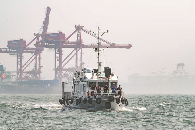 ?7月5日，秦皇島出入境邊防檢查站聯(lián)合秦皇島市公安局水陸巡特警支隊開展海上聯(lián)合巡航。陳凈萱攝