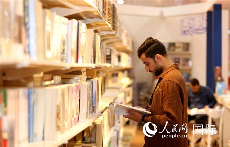 一位民眾在讀書。人民網(wǎng)中東中心分社奧馬爾·哈利勒攝