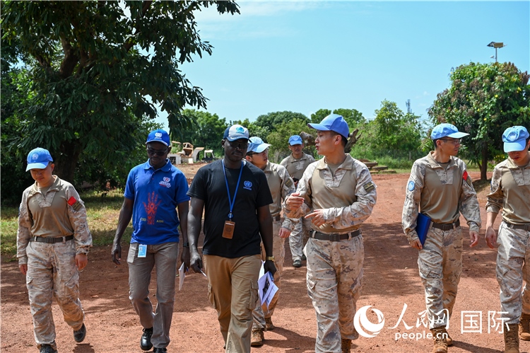 圖2 檢查組實(shí)地查驗(yàn)。孫千攝
