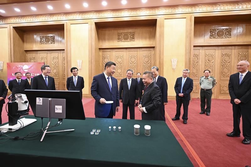 △2024年9月23日，習(xí)近平總書記等參觀月球樣品和探月工程成果展覽。