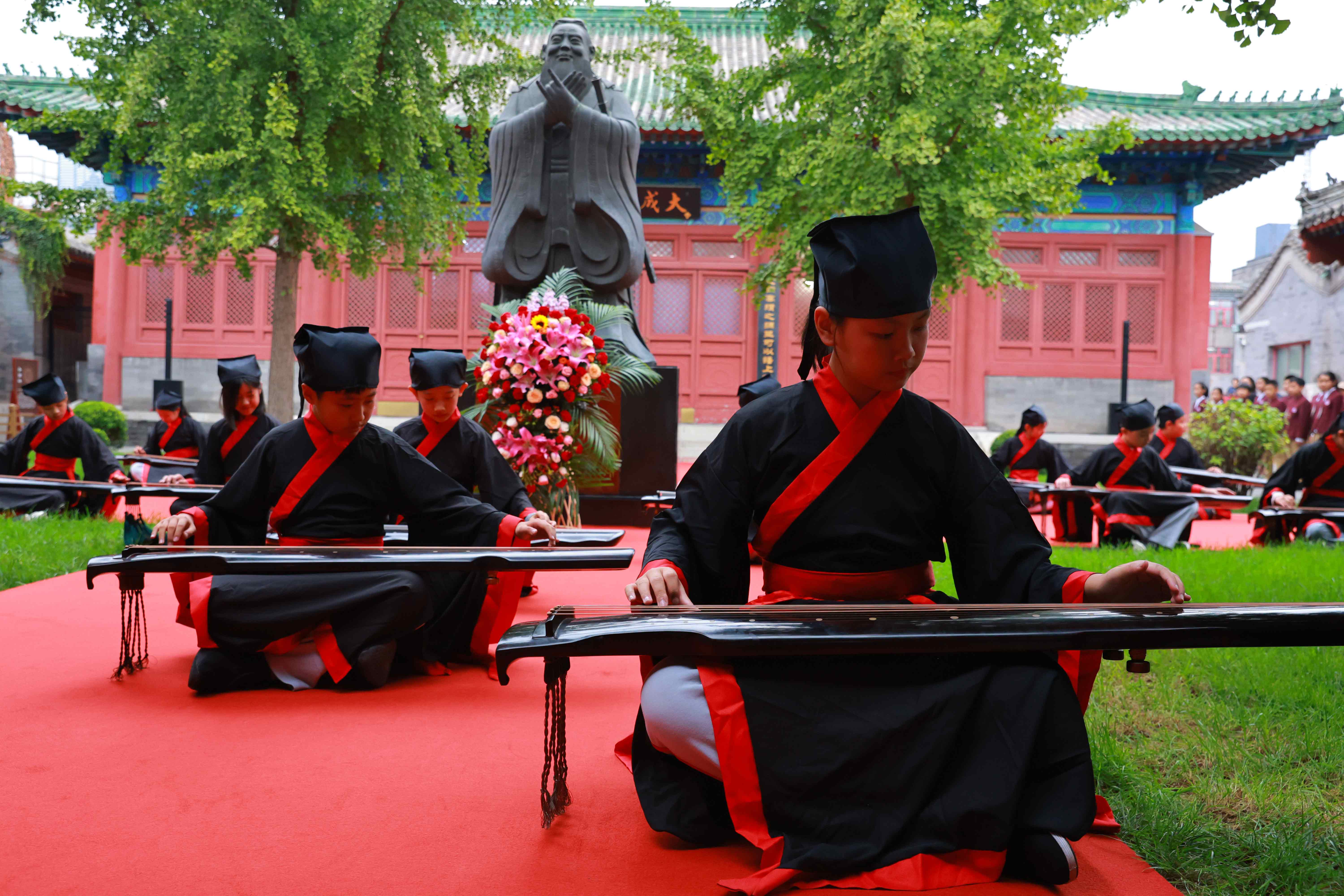 古琴表演《至圣先師孔子歌》。校方供圖