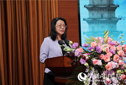 福建省人民政府外事辦公室副主任黃劭蓉在“走進(jìn)中華文明——海絲印記 世遺泉州”主題人文交流活動(dòng)中致辭。人民網(wǎng) 王婧攝
