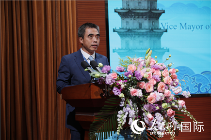 泉州市人民政府副市長(zhǎng)姚飛在“走進(jìn)中華文明——海絲印記 世遺泉州”主題人文交流活動(dòng)中致辭。人民網(wǎng) 王婧攝