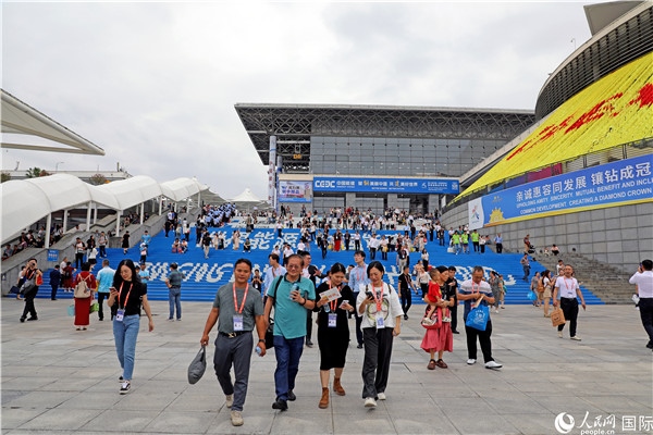 第二十一屆東博會(huì)展館外，參觀者步行離場。人民網(wǎng)記者趙益普攝