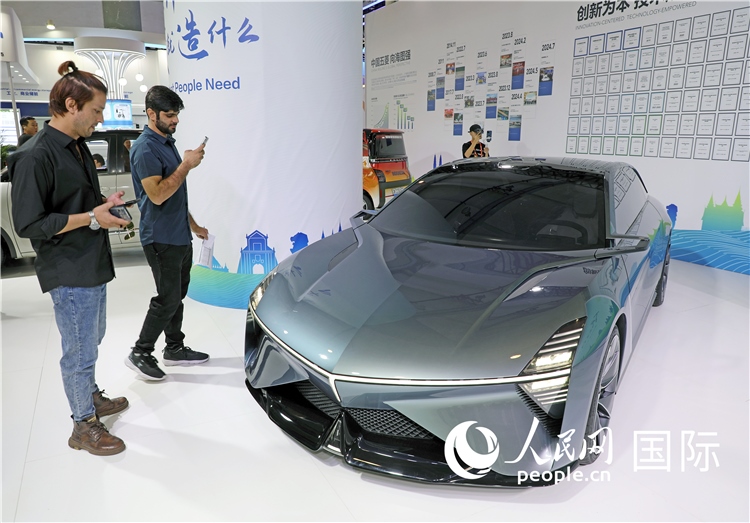 東博會(huì)上，上汽通用五菱展出的一款名為“東盟之光”的新能源概念車(chē)吸引參觀者駐足。人民網(wǎng)記者趙益普攝