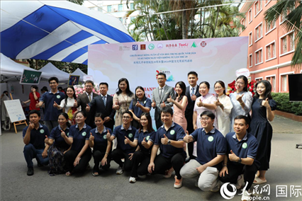 中越兩國嘉賓和教師代表合影。人民網(wǎng)記者 楊曄攝