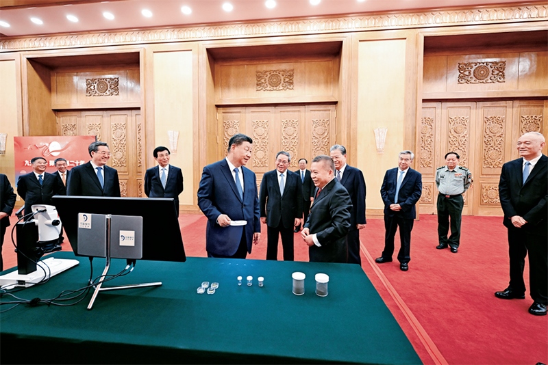 2024年9月23日，黨和國(guó)家領(lǐng)導(dǎo)人習(xí)近平、李強(qiáng)、趙樂(lè)際、王滬寧、蔡奇、丁薛祥、李希等在人民大會(huì)堂接見探月工程嫦娥六號(hào)任務(wù)參研參試人員代表并參觀月球樣品和探月工程成果展覽。這是習(xí)近平等參觀月球樣品和探月工程成果展覽。 新華社記者 謝環(huán)馳/攝