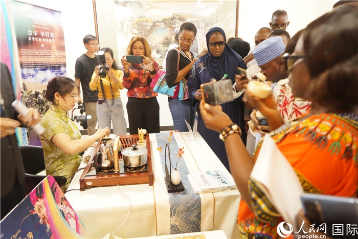 觀眾品嘗金華舉巖茶。人民網(wǎng)記者 姜宣攝