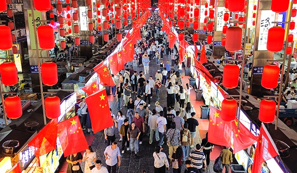 國慶臨近，河南省洛陽市老城歷史文化街區(qū)裝扮一新，國旗招展，處處洋溢著濃厚的國慶節(jié)日氛圍。來源：人民圖片網(wǎng)