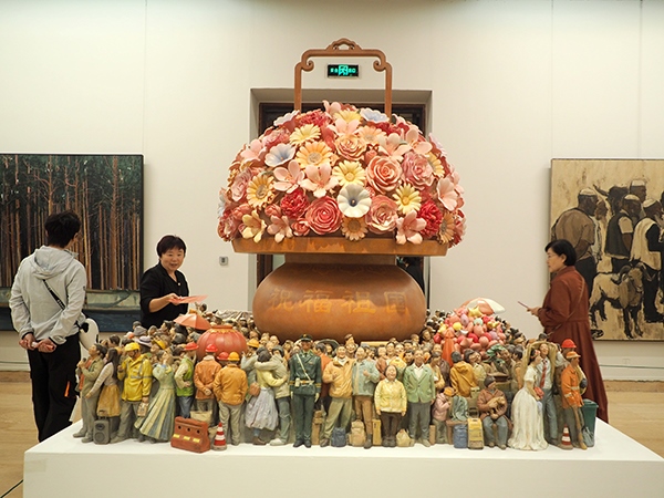 2024年9月28日，觀眾在中國美術(shù)館參觀“慶祝中華人民共和國成立75周年——第十四屆全國美術(shù)作品展覽進京作品展”。杜建坡攝。來源：人民圖片網(wǎng)