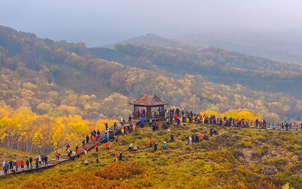 2024年9月27日，內(nèi)蒙古自治區(qū)赤峰市克什克騰旗烏蘭布統(tǒng)景區(qū)層林盡染，游人如織，風(fēng)光如畫。來源：人民圖片網(wǎng)