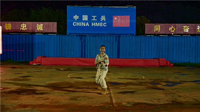 官兵帶來(lái)精彩的雙節(jié)棍表演。馬騫攝