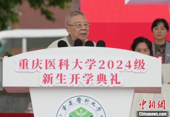 圖為陳宏礎(chǔ)教授為新生帶來“開學(xué)第一課”。中新網(wǎng)記者 周毅 攝