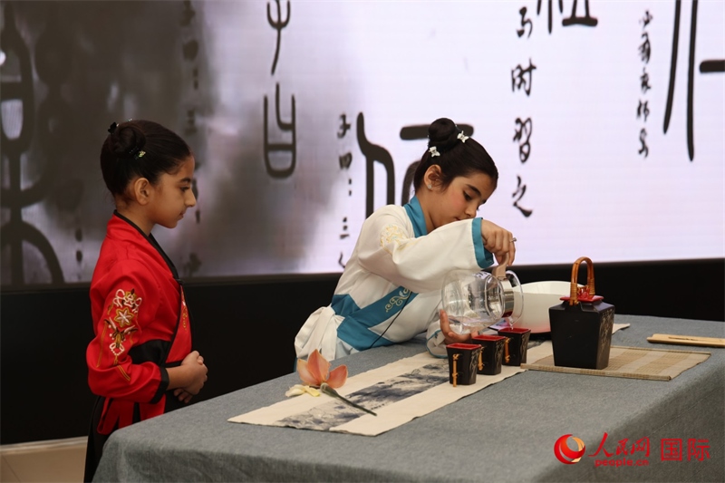 富查伊拉當?shù)貙W校學生表演茶藝。人民網(wǎng)記者任皓宇攝