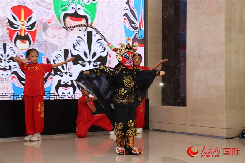 迪拜中國學校學生表演變臉。人民網(wǎng)記者任皓宇攝