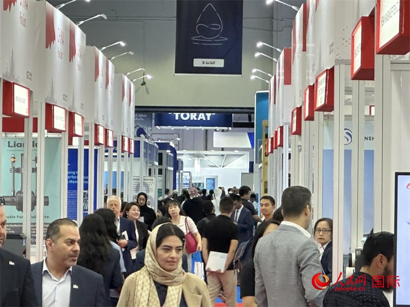 中國館前人頭攢動。人民網(wǎng)記者管克江攝