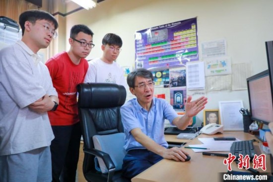 薛其坤在指導(dǎo)學(xué)生。 (受訪者供圖)