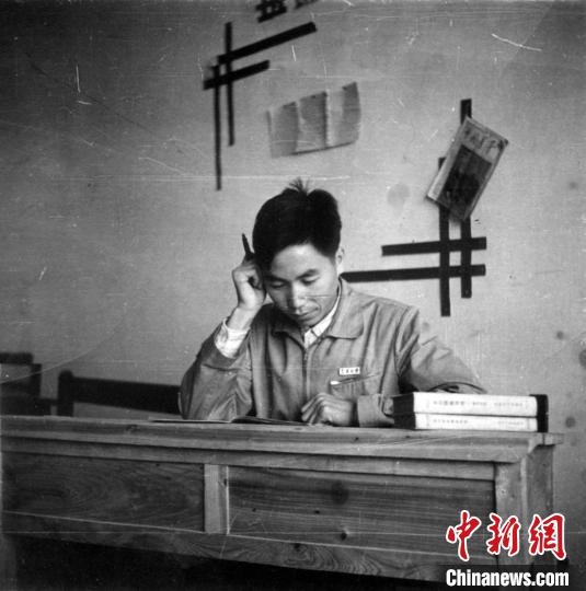 大學(xué)時(shí)期，龍樂(lè)豪在教室自習(xí)。(中國(guó)運(yùn)載火箭技術(shù)研究院供圖)