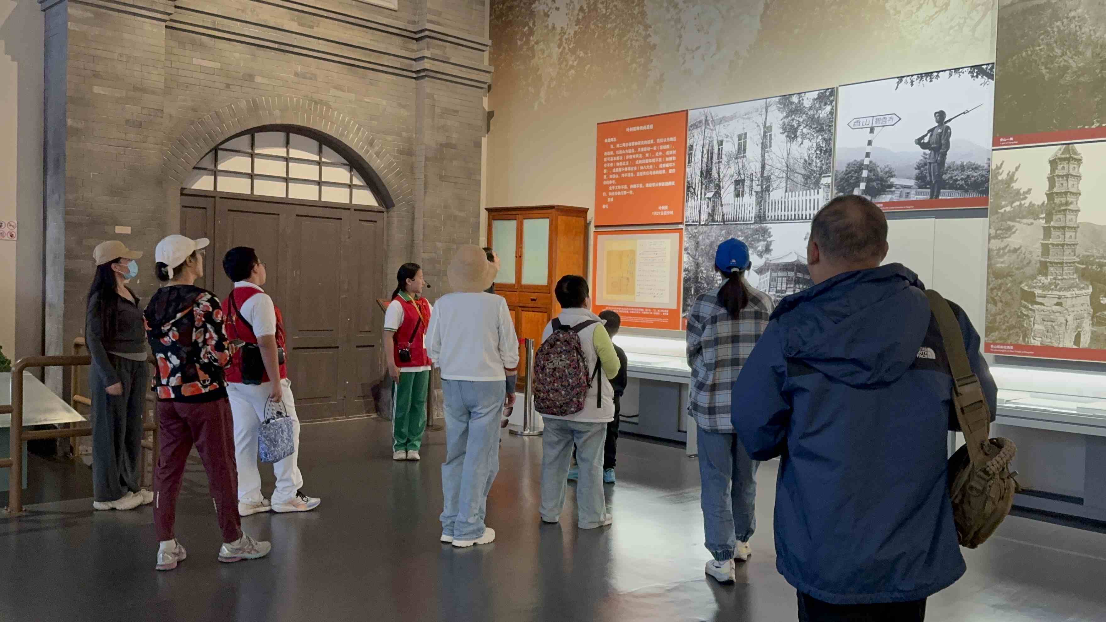 10月4日，北京香山革命紀念館內(nèi)，一名“紅領巾志愿者”正在為參觀者講解。人民網(wǎng)記者 劉微攝