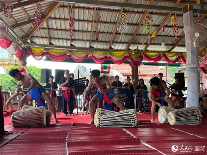 泰國(guó)藝術(shù)團(tuán)體給游客表演當(dāng)?shù)貍鹘y(tǒng)舞蹈。人民網(wǎng)記者 簡(jiǎn)承淵攝