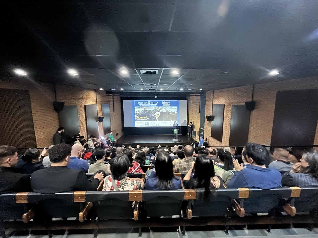 當?shù)貢r間10月3日晚，由巴西圣保羅州立大學孔子學院舉辦的第九屆圣保羅中國電影展在圣保羅文化中心拉開帷幕。巴西圣保羅州立大學孔子學院供圖