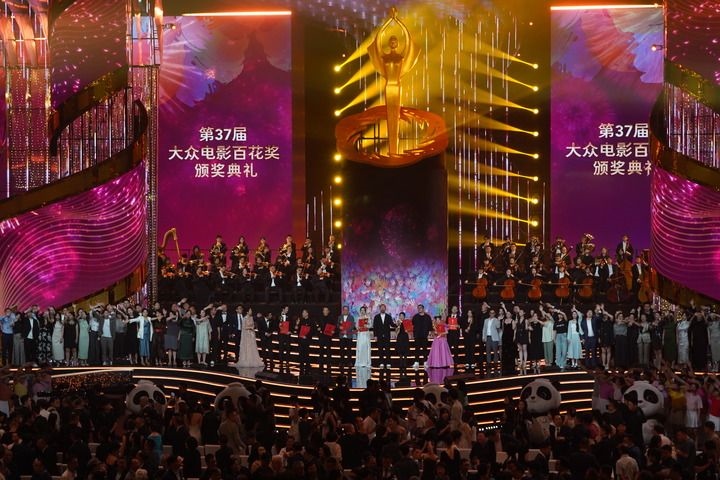 2024年8月4日，在四川成都，第37屆大眾電影百花獎(jiǎng)獲獎(jiǎng)?wù)吆痛蟊娫u(píng)審在舞臺(tái)上合影。新華社記者 唐文豪 攝