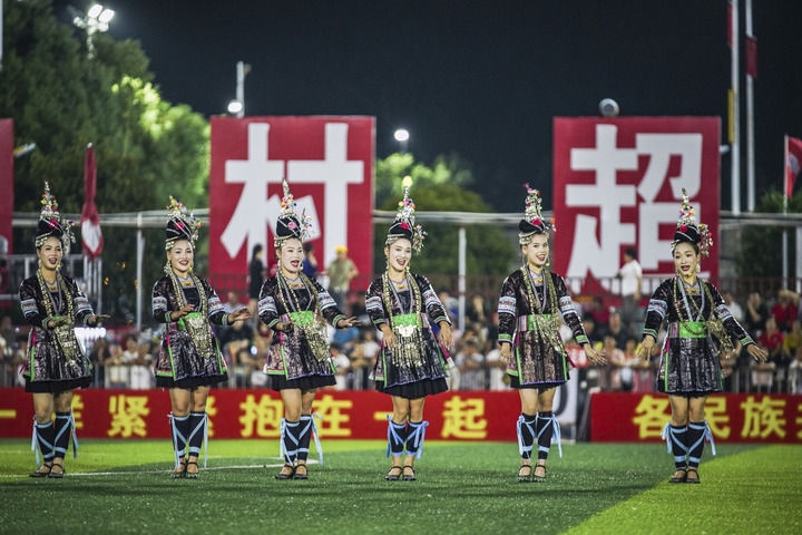 2024年9月28日，榕江縣侗族大歌隊(duì)的演員們?cè)凇按宄弊闱驁?chǎng)上表演。當(dāng)日，“發(fā)現(xiàn)中國(guó)之美·相約貴州村超”國(guó)際友誼賽在貴州省黔東南苗族侗族自治州榕江縣的“村超”足球場(chǎng)舉行。新華社記者 陶亮 攝