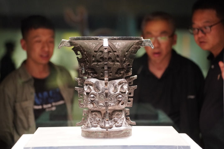 2024年5月9日，游客在陜西寶雞青銅器博物院內(nèi)參觀西周文物何尊。新華社記者 邵瑞 攝