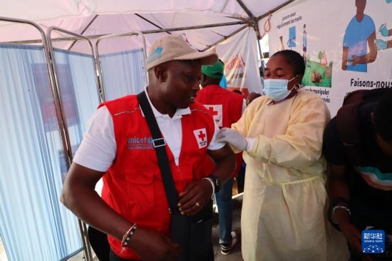 10月5日，在剛果（金）北基伍省首府戈馬市一座醫(yī)院內(nèi)，醫(yī)護人員為一名聯(lián)合國兒童基金會工作人員接種猴痘疫苗。新華社發(fā)（阿蘭·烏亞卡尼攝）