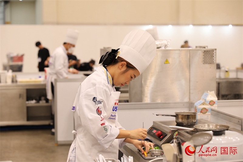 當(dāng)?shù)貢r(shí)間10月5日，廚師在第21屆釜山國際美食博覽會(huì)上展示廚藝。人民網(wǎng)記者 莽九晨攝