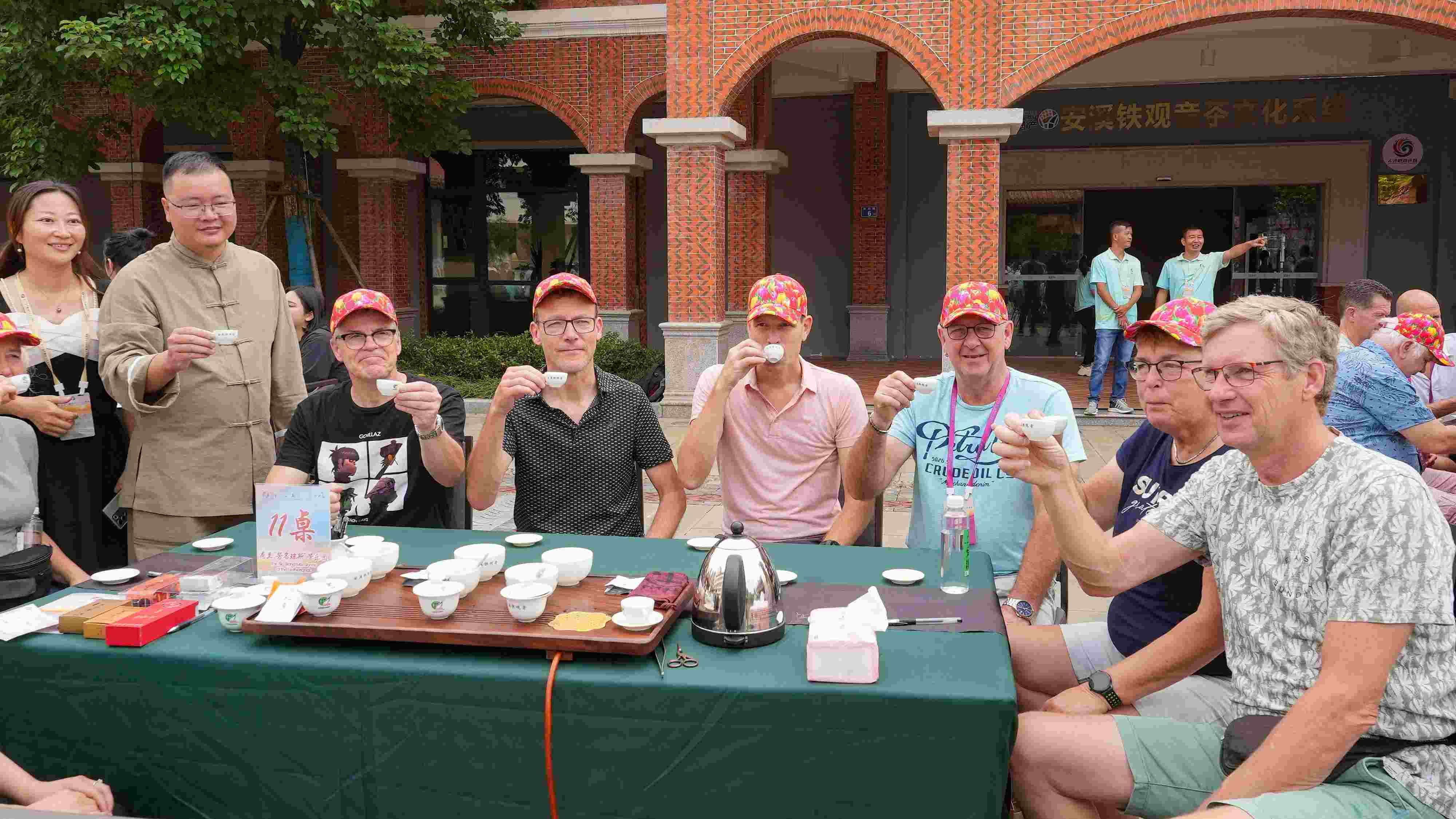 2023年10月4日，福建泉州，外國人品中國茶。