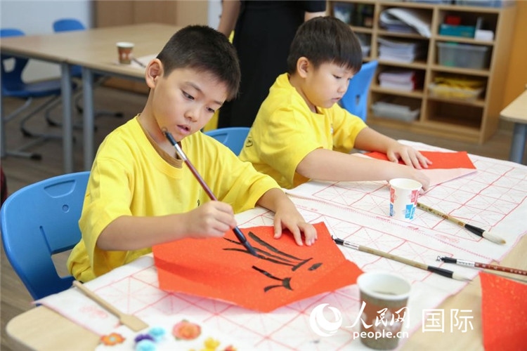 書法課。人民網(wǎng)中東中心分社塔里克·易卜拉欣攝