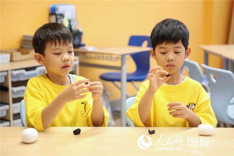 做手工。人民網(wǎng)中東中心分社塔里克·易卜拉欣攝