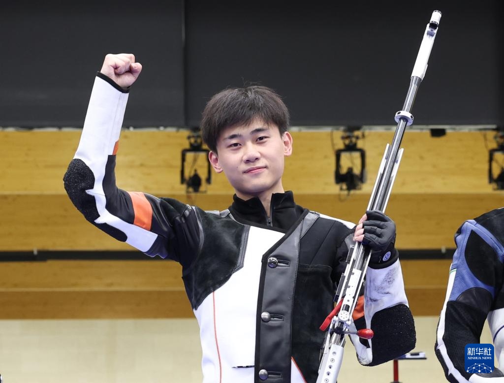 8月1日，在法國沙托魯舉行的巴黎奧運(yùn)會射擊男子50米步槍三姿決賽中，中國選手劉宇坤奪得冠軍。圖為劉宇坤在奪冠后慶祝。新華社記者 張帆 攝