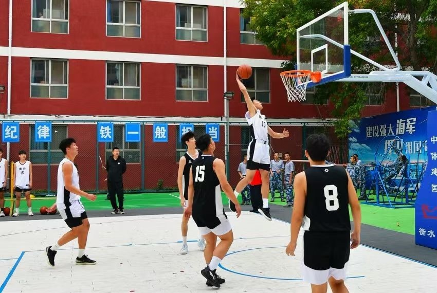 全天候室外運動木地板籃球場上精彩激烈的籃球賽。 主辦方供圖