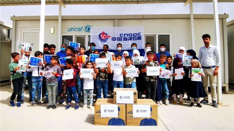 慰問當?shù)貙W校。中國海油供圖