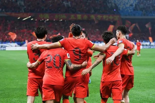 10月15日晚，張玉寧（9號）進球后與隊友擁抱慶祝。新華社記者 李紫恒攝