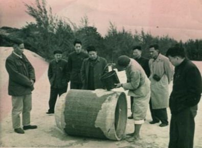 谷文昌（左一）與工程技術(shù)人員解決地下水供給（資料照片）。谷文昌帶領(lǐng)群眾修建了22座水庫(kù)和705處永久性水利工程，緩解了東山縣水資源極度缺乏的難題。