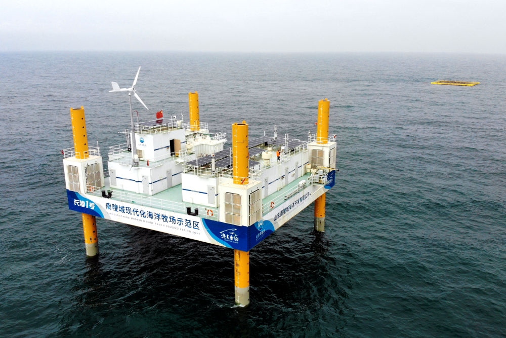 這是應(yīng)用5G技術(shù)的山東長島綜合試驗(yàn)區(qū)南隍城國家級(jí)海洋牧場示范區(qū)海上平臺(tái)（2020年8月8日攝，無人機(jī)照片）。中國（山東）自由貿(mào)易試驗(yàn)區(qū)設(shè)立以來，一系列大膽試、大膽闖、自主改的政策逐步落實(shí)，制度創(chuàng)新打通堵點(diǎn)、釋放活力，成為深化對(duì)外開放、發(fā)展海洋經(jīng)濟(jì)的重要抓手。