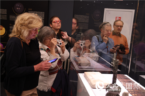 嘉賓參觀展覽。人民網(wǎng)記者禹麗敏 攝。