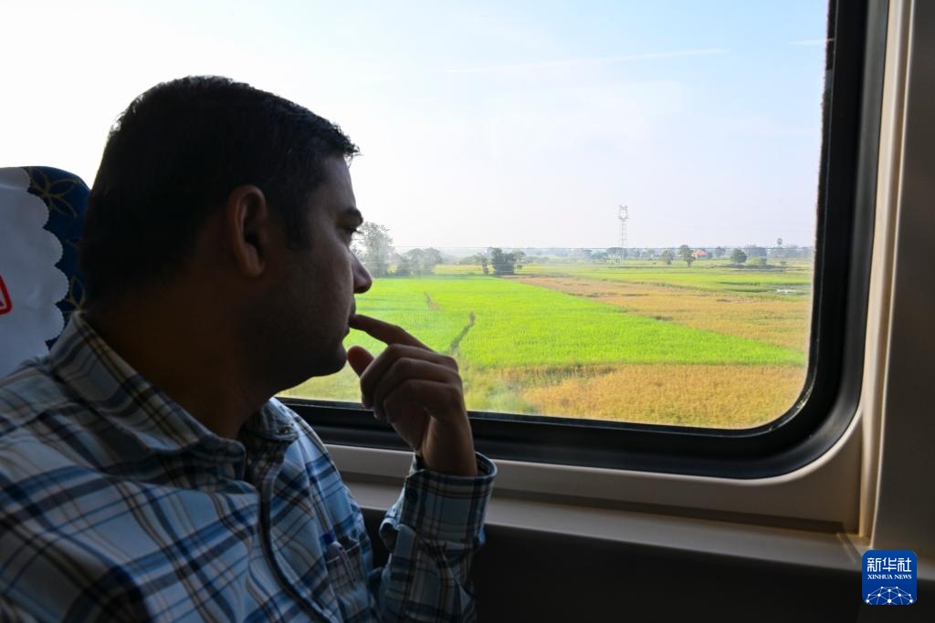 這是10月12日在老撾拍攝的中老鐵路C98列車上的一名乘客。新華社記者 程一恒 攝