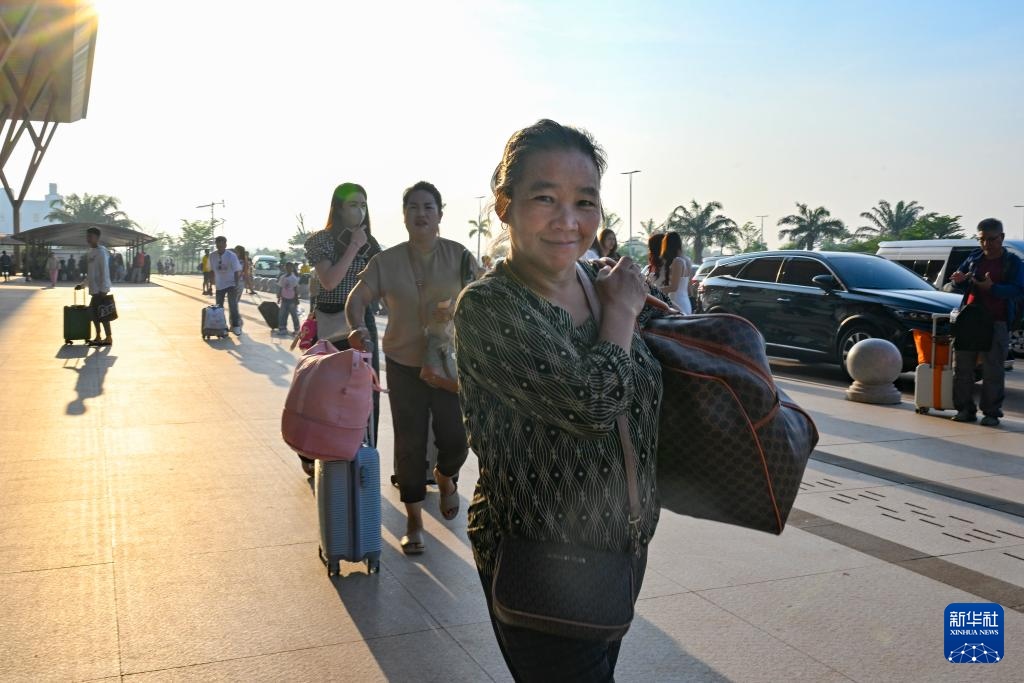這是10月12日在老撾萬象中老鐵路萬象站拍攝的一名女子。新華社記者 程一恒 攝