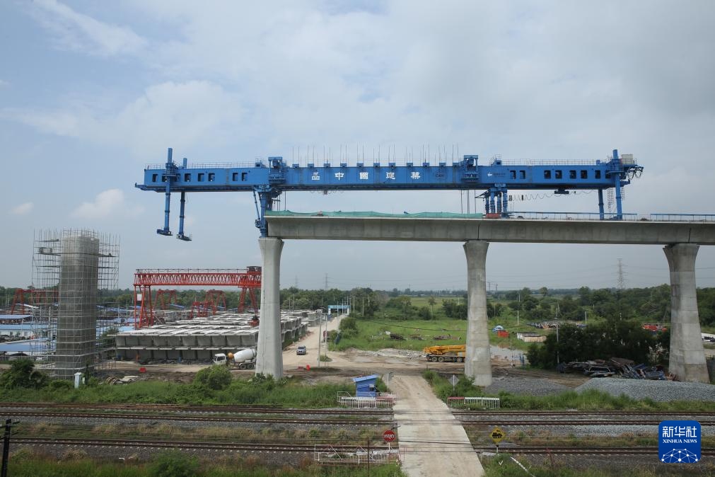 這是10月11日拍攝的位于泰國大城府的中泰高鐵項目4-3標(biāo)段施工現(xiàn)場。新華社記者 孫瑋彤 攝