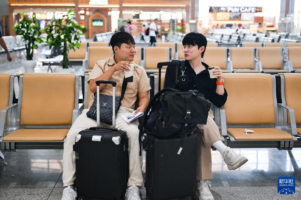 10月12日，在老撾萬象中老鐵路萬象站候車廳，兩名乘客在等候列車。新華社記者 程一恒 攝