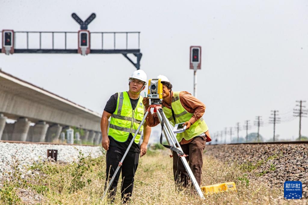 5月1日，在泰國大城府，中泰高鐵項目工作人員在施工現(xiàn)場勘查。新華社記者 王騰 攝