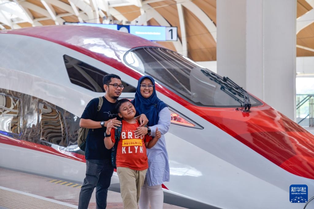 4月17日，在印度尼西亞雅加達(dá)哈利姆站站臺，乘客和雅萬高鐵高速動車組列車合影。新華社記者 徐欽 攝