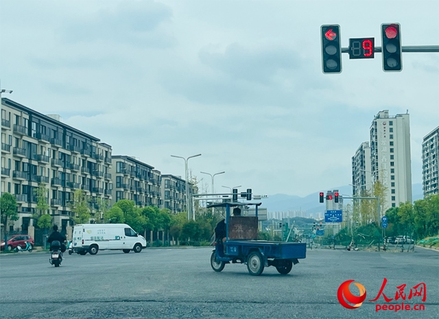 長富大道與文化中心東路三岔路口車輛混行（9月19日拍攝）。人民網(wǎng)記者 帥筠攝