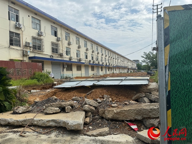 長富大道北側(cè)輔路在進行強電遷改項目。人民網(wǎng)記者 邱燁攝